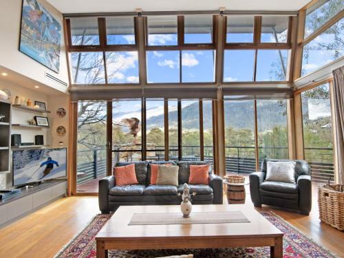Lake Crackenback Maison | Les Perrieres Chalet - Spacious 2BR Chalet l Gym l Indoor Pool l Tennis l WiFi l BBQ