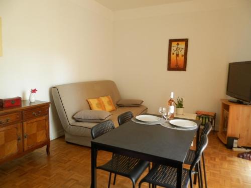 Cimiez Appartement | Les Pins . 2 p calme et terrasse