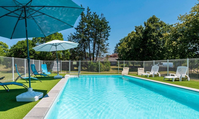 Lesperon Appartement | 'Les Pins - Domaine Des Landes' with Shared Pool, Private Covered Terrace and Shared Garden