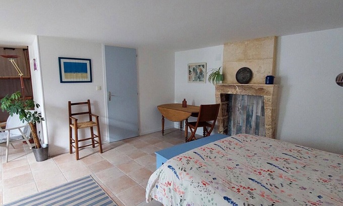 Saint-Romain-de-Benet Lit Et Petit-Déjeuner | Les Primevères Guest Room – Welcome and Comfort in Saint-Romain-de-Benet