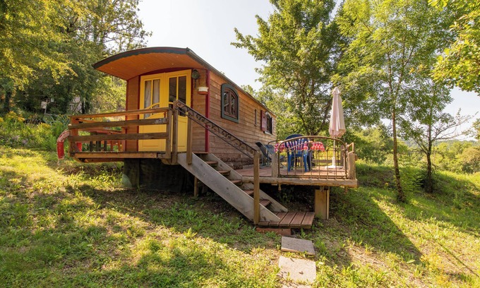 Villeneuve d'Aveyron Chalet De Ski | LES ROULOTTES DE RITA, in the countryside, swimming pool, pets welcome!