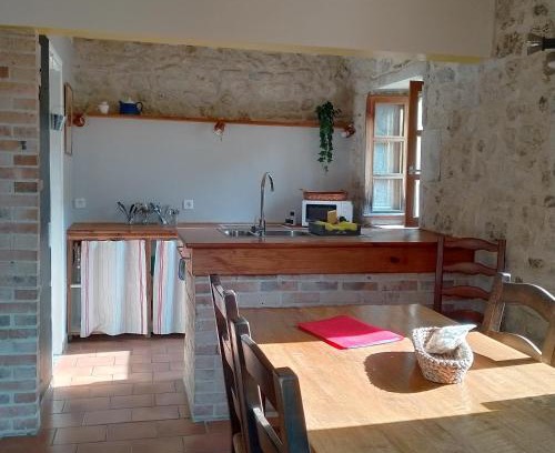 Saint-Clement-de-Regnat Maison | Les volets rouges