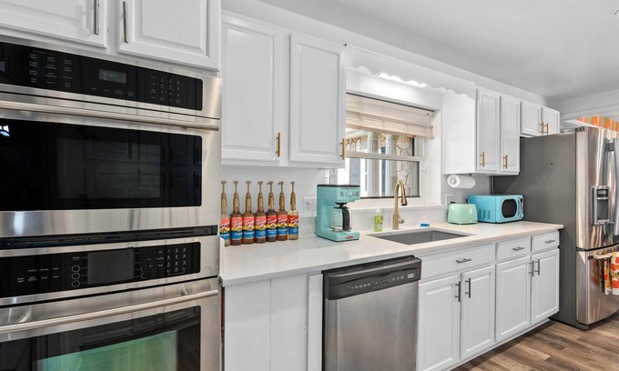 Catalina Maison | Let’s go Retro - Waterfront Pool & Hottub w/dock
