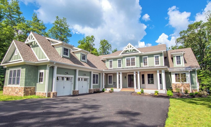 Waterfront Greens Maison | Maison neuve au bord du lac avec piscine privée