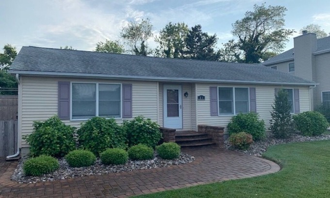 Lewes Maison | Lewes Beach Cottage - Quiet Quaint and Close To Everything!