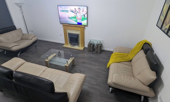 Burnley Maison | Leyland Road Retreat - 4 Bedroom House