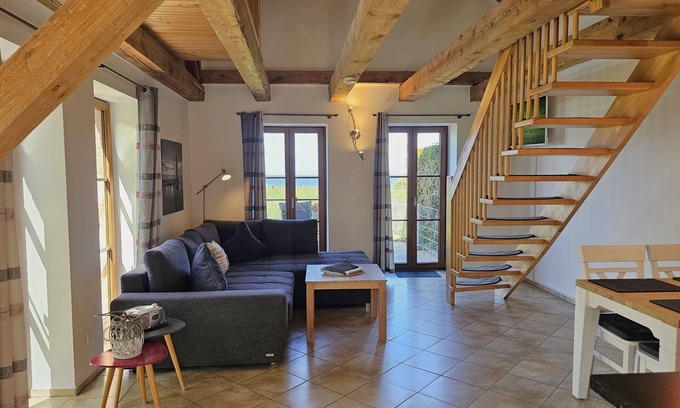 Meschendorf Appartement | Lichrdurchflutete 2-raum-wohnung auf 2 Ebenen mit Meerblick