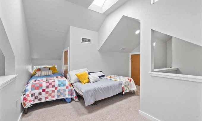 Breckenridge Maison | Life is better at the Lake! 3 bedroom + loft sleeps 10. Hubbard Creek Lake