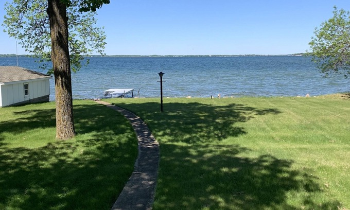 Pelican Rapids Maison | Life is better on Lake Lida!! - Open for 2024 bookings