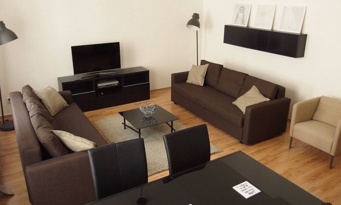 Zizkov Appartement | Light & airy flat near city center/Appartement lumineux dans le centre de Prague