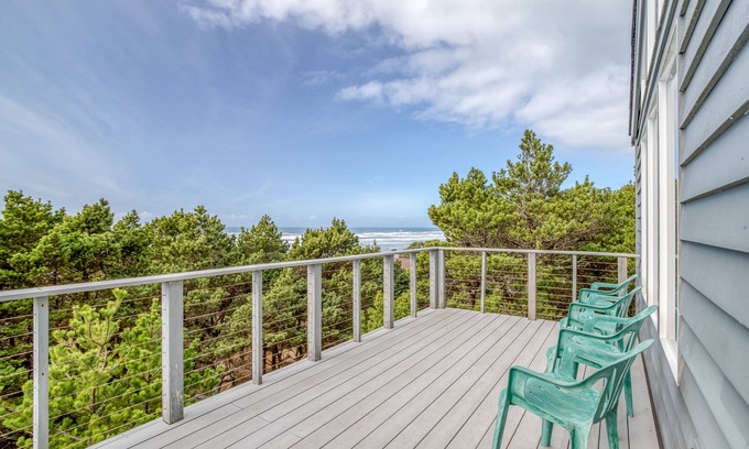 Seal Rock Maison | Accueil Oceanfront lumineux et lumineux avec accès à la plage à quelques pas! Animaux acceptés!