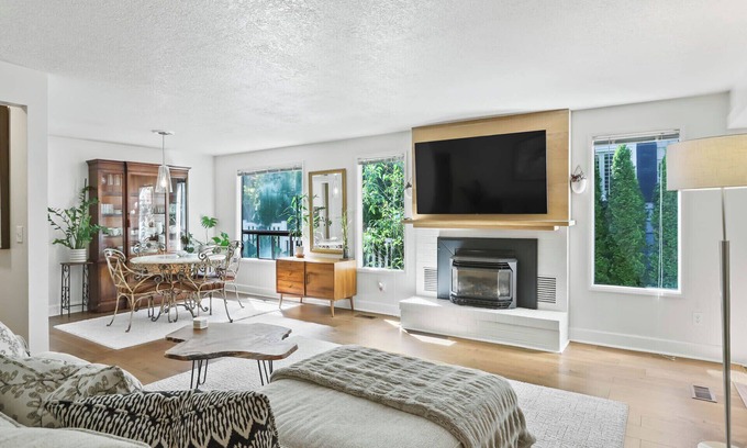 Tigard Maison | Light and Bright in SW Portland with Hot Tub