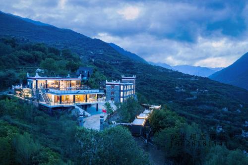 Garze Hôtel | Light and Forest PeeKaboo Cliff Private Hot Spring Hotel