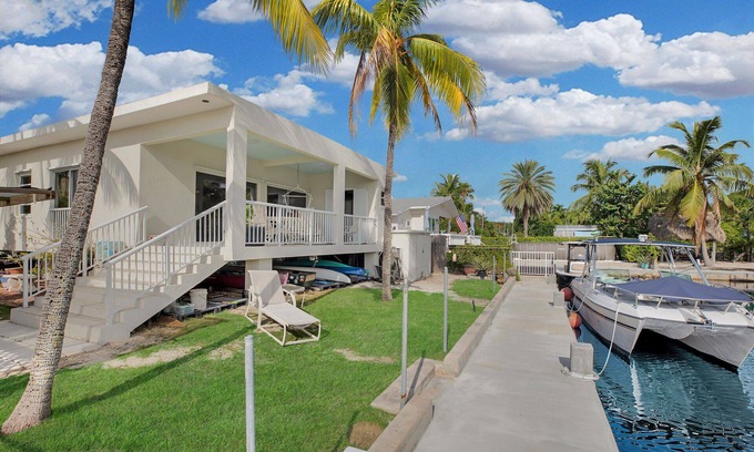 Key Largo Maison | Light & Bright 2-Bedroom Home + Office, Oceanside Canal, MM105, Upper Key Largo