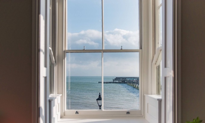 Deal Appartement | Light, bright, and colourful apartment opposite Deal pier