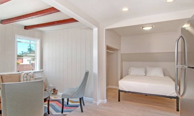 Normal Heights Appartement | Light, bright studio