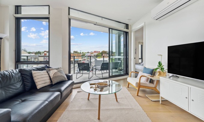 Flemington Appartement | Brand New! Lux stay - Close to city, major hospitals and airport.