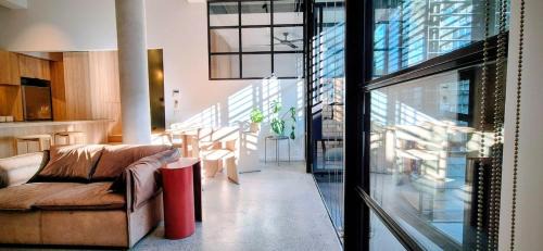 North Melbourne Appartement | Light filled inner city warehouse apartment