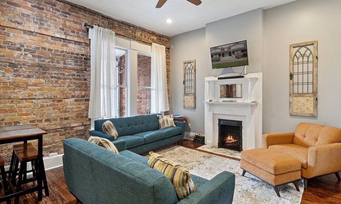 Dixon Park Appartement | Light-Filled Modern Home w/ Parking Close to Forsyth by Lucky Savannah