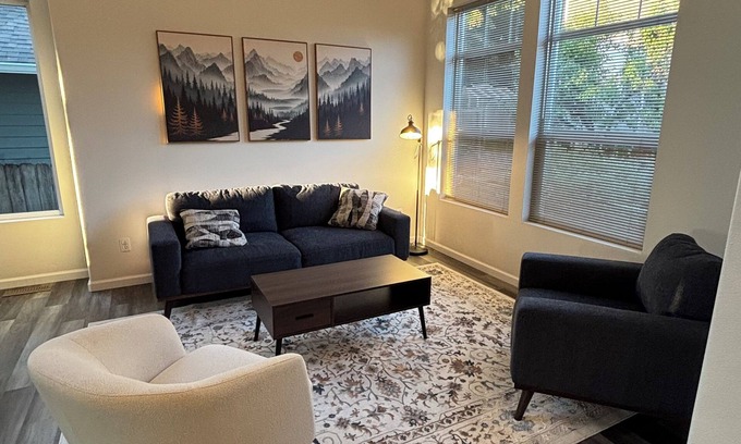 Sherwood - Tualatin South Maison | Light-Filled Modern PNW Retreat — Tualatin 3BR