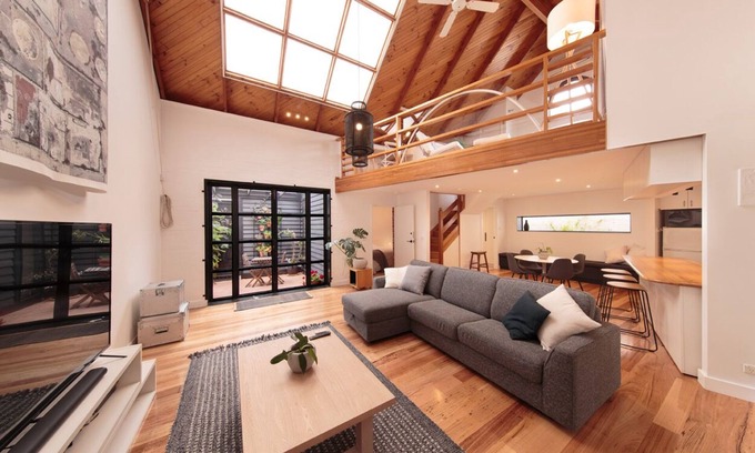 Port Melbourne Appartement | Light-Filled Photography Studio in Garden Setting