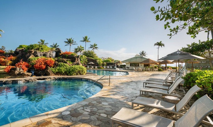 Hanamaulu Hôtel | Light filled room, just steps to the beach