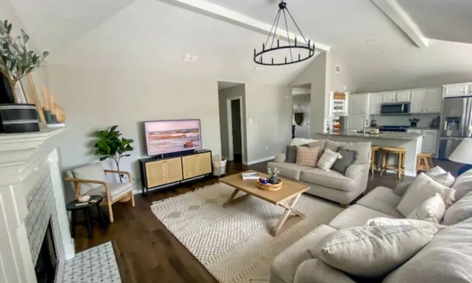 College Station Maison | Light-filled + spacious house near Texas A&M