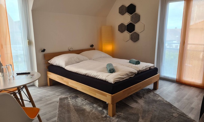 Waldbuttelbrunn Lit Et Petit-Déjeuner | Light-flooded guest room - Mainwiesen