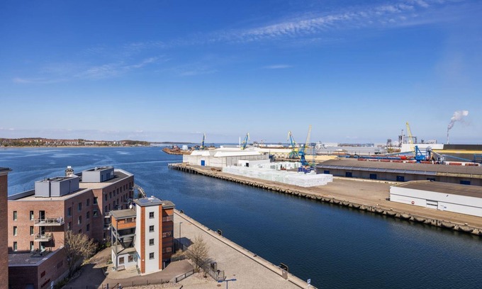 Wismar Appartement | Light-flooded harbor apartment with panoramic view, roof terrace and balcony - Krusespeicher