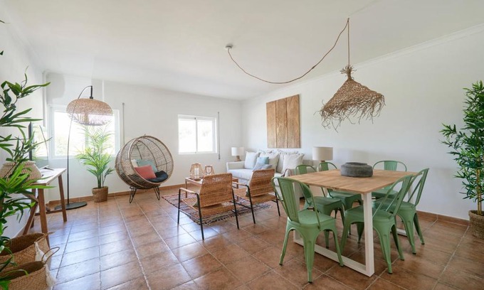 Local da Parvoice Appartement | Lightful Refuge on the River Front, By TimeCooler