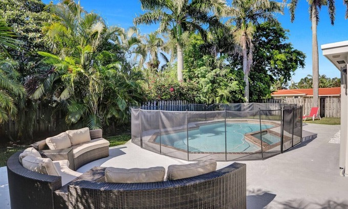 Lighthouse Point Maison | Lighthouse Point Oasis w Pool & Hot Tub Near Beach