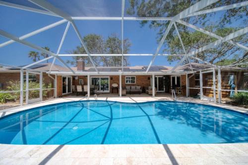 Bay Harbour Maison | Lighthouse Retreat With A Pool