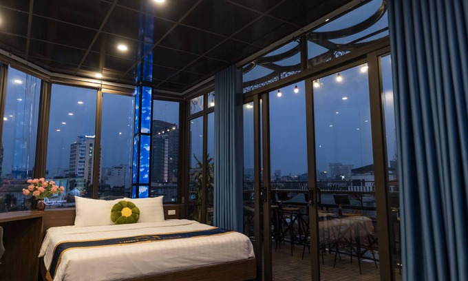 Van Mieu Auberge | Lighthouse & Rooftop