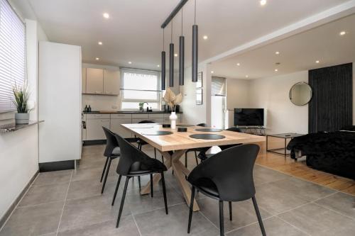 Wenden Appartement | LIGHTPLACE Große Unterkunft 3 Schlafzimmer Boxspring Smart TV Biergarten Restaurant