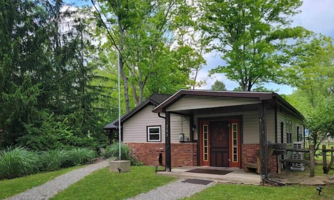 Hostetter Maison | Ligonier Cozy Cabin Getaway - Streamside lot