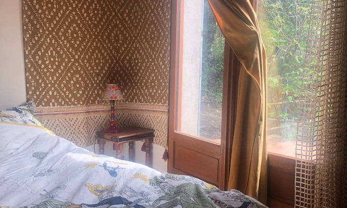 Rennes-les-Bains Appartement | Like a cabin, between forest and river, with a terrace facing the garden.