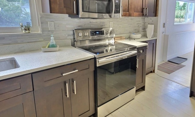 District of North Vancouver Appartement | Like new Suite with full kitchen and private bath