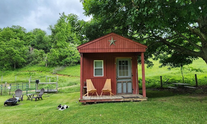 Lewisburg Cabine | Lil Red Ranch House donc isolé mais à seulement 10 minutes de la ville.