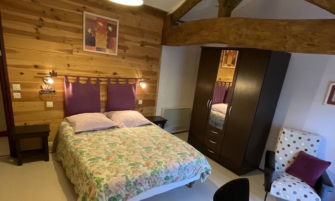 Saint-Jean-de-Sauves Maison | SUITE LILAS WC ET SALLE D'EAU PRIVATIF