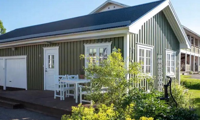 Harnosand Cabine | Lilla gröna huset på gården