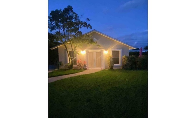 Hobe Sound Maison | Lilly Pulitzer inspired cottage in the beautiful beach town of Hobe Sound, FL.