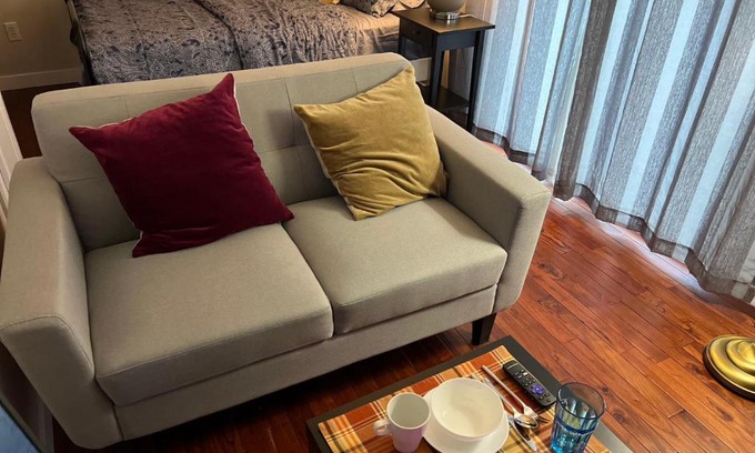 Southwest Calgary Maison | Lily room near golf and banff newly renovated VERY Quiet