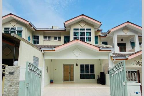 Tanah Rata Maison | LILY VACATION HOME at CAMERON HIGHLANDS - 12 PAX,FREE WiFi w CARPORCH