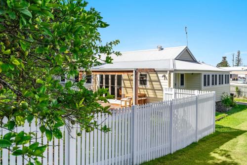 Yamba Maison | Lime Tree Cottage - Pet Friendly