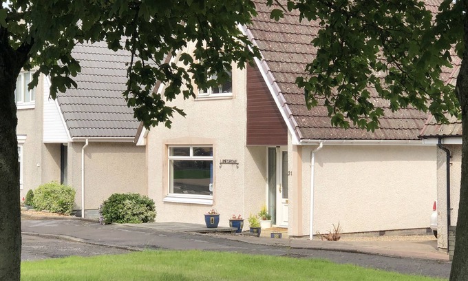 Carluke Maison | Inviting 3-Bed House in Law Village, Carluke
