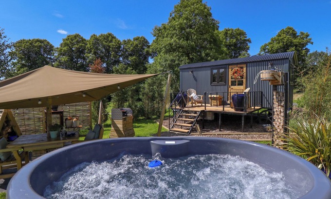 Retford Cottage | PORTLAND LUXURY GLAMPING, romantic, with hot tub in Nottingham