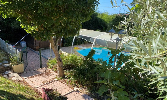 Arcangues Appartement | Limite Biarritz Rez de Jardin d’une maison agréable ( impasse) piscine chauffée