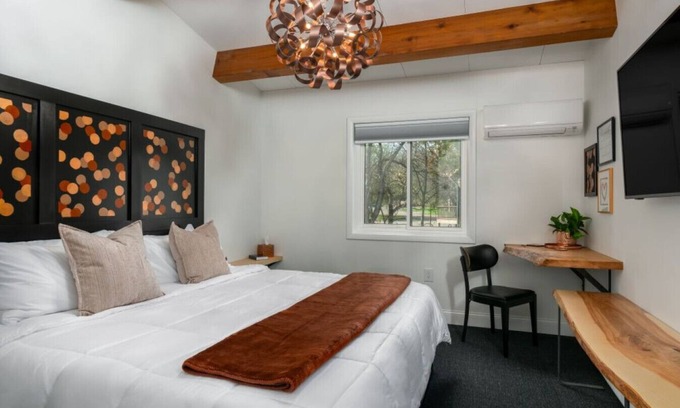 Ellicottville Cabine | Lincoln Boutique Motel Upper King #8