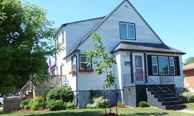 Sarnia Appartement | Lincoln's Red Door - HUGE 4 BR/2 BA private APT