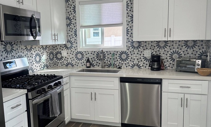 Linda Vista Maison | Linda Vista summer home with front and backyard! Pet friendly!